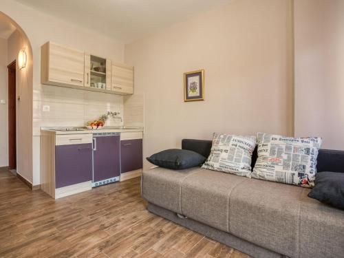 Il comprend un salon avec un canapé et une cuisine. dans l'établissement Apartment Daria-1 by Interhome, à Poreč