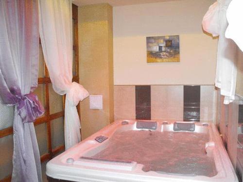 Habitación con baño con bañera grande. en Hotel Park, en Karnobat