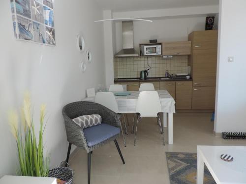 Η κουζίνα ή μικρή κουζίνα στο Apartamenty Zuza Rewal blisko plaży