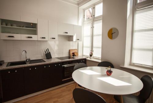 a kitchen with a white table and a white counter top at ONNO Boutique Hotel & Apartments in Rendsburg