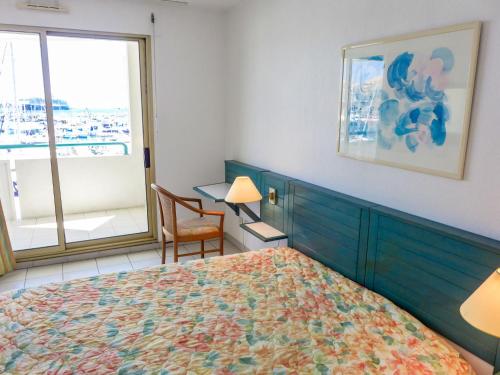 - une chambre avec un lit et une grande fenêtre dans l'établissement Apartment L'Open-10 by Interhome, à Fréjus