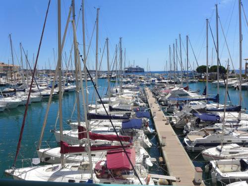 un groupe de bateaux amarrés dans un port dans l'établissement Apartment L'Open-10 by Interhome, à Fréjus