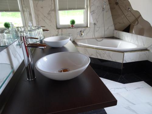 a bathroom with a large bowl sink and a tub at Appartements am Kirchplatz in Fulpmes