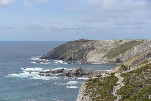 a view of the ocean from a cliff at Apartamentos rurales la Aguilera in Oviñana
