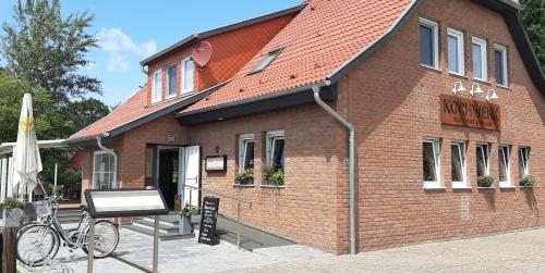 een fiets geparkeerd voor een bakstenen gebouw bij KOCHWERK Restaurant & Pension in Zingst