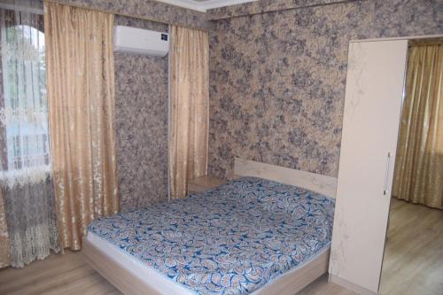 Una cama o camas en una habitación de Гостевой дом Интернациональ