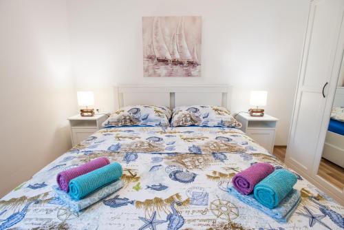 - une chambre avec un lit et 2 oreillers dans l'établissement Apartments Omorfia, à Kraljevica