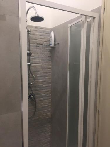 eine Dusche mit Glastür im Badezimmer in der Unterkunft Apartment Sillemi - Casa Sille in Letojanni