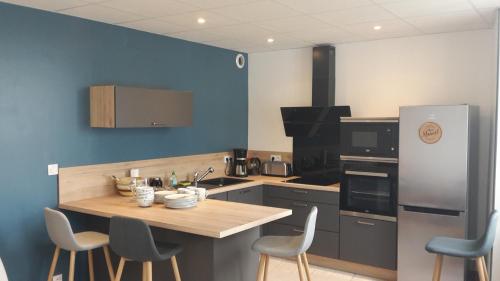 une cuisine avec une table en bois et un réfrigérateur dans l'établissement T2 Cosy 42m² Hypercentre St Patern Vannes, à Vannes