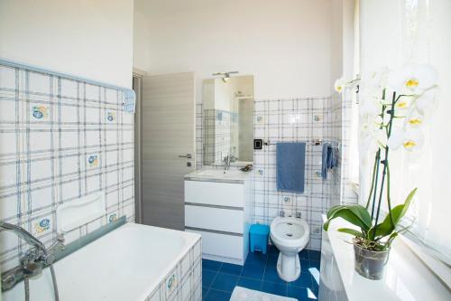un bagno con vasca, WC e lavandino di S. Antonio Apartment a Lezzeno