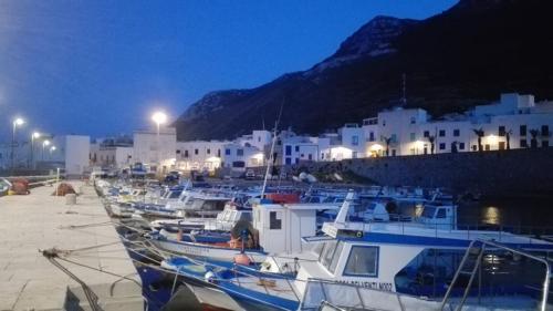 eine Gruppe von Booten, die nachts in einem Hafen geparkt sind in der Unterkunft Il Viaggiatore in Marettimo