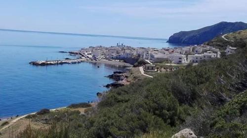 een uitzicht op een stad aan de oever van een waterlichaam bij Il Viaggiatore in Marettimo