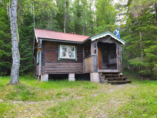 una pequeña cabaña en medio de un bosque en Liten timmerstuga i Sälen, en Sälen