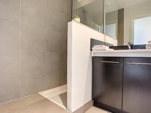 une salle de bain avec un lavabo et un miroir dans l'établissement Nestor&Jeeves - SEA VIEW TERRACE PENTHOUSE - Exceptional terrace - Top floor, à Nice