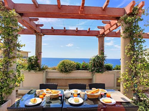 - une table avec des assiettes de nourriture sur une terrasse dans l'établissement Nestor&Jeeves - SEA VIEW TERRACE PENTHOUSE - Exceptional terrace - Top floor, à Nice