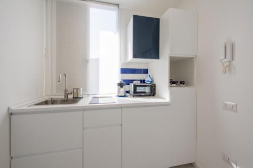 A kitchen or kitchenette at Suite villa comunale