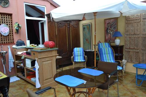 Habitación con mesa, sillas y sombrilla en Quimper Centre, en Quimper