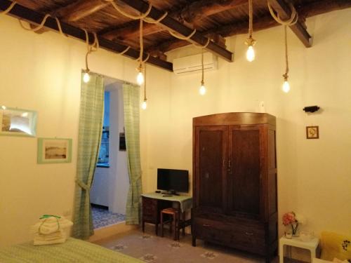 una camera con una scrivania e una TV di Dimora Via Col Vento a Napoli