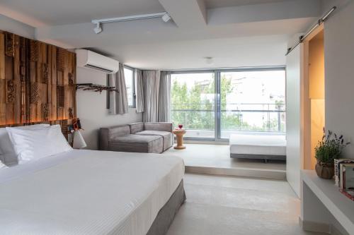 Ένα ή περισσότερα κρεβάτια σε δωμάτιο στο Bespoke House Athens