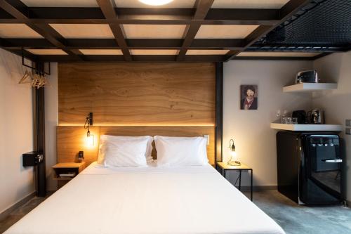 Ένα ή περισσότερα κρεβάτια σε δωμάτιο στο Bespoke House Athens