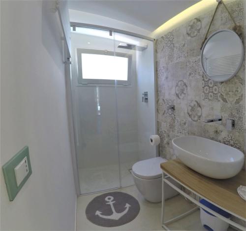 マリーナ・ディ・ラグーザにあるRosa dei Ventiのバスルーム(シャワー、洗面台、トイレ付)