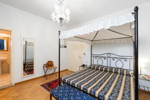 ein Schlafzimmer mit einem Himmelbett in der Unterkunft Villa Casanova in Lido di Venezia