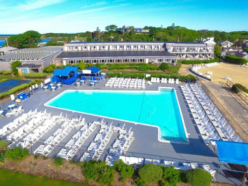 Provincetown Inn في بروفينستاون: اطلالة جوية على منتجع فيه مسبح وكراسي