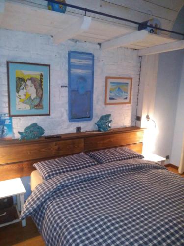 una camera con un letto con una coperta a scacchi blu e bianca di B&B Sottocoperta a Biella