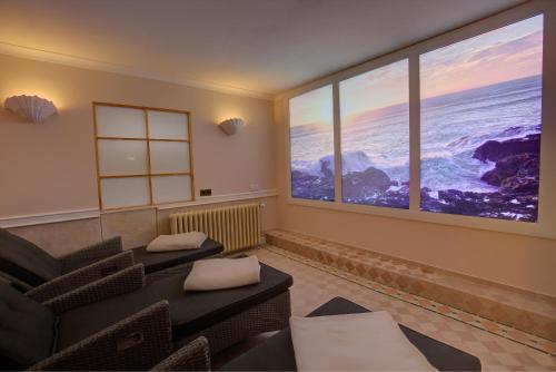 a waiting room with two chairs and two large windows at Windeby 7T in Wenningstedt