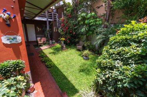 Jardín al aire libre en Casa Wayra B&B Miraflores