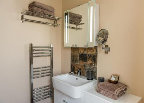 Ένα μπάνιο στο Deluxe Rustic Charlestown Themed Apartment