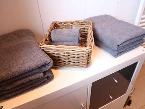 a laundry room with towels and baskets on a shelf at Komplette Unterkunft - Troisdorf - Rotter See 60m² in Troisdorf