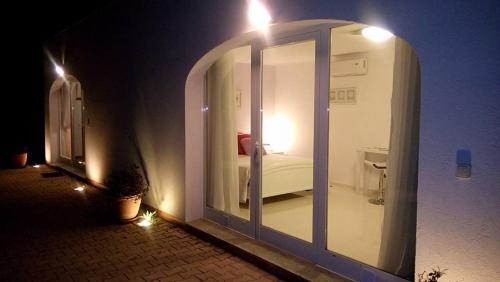 Zimmer mit einer Glastür, die zu einem Schlafzimmer führt in der Unterkunft Chambres d'hôtes Les Iris in Sospel
