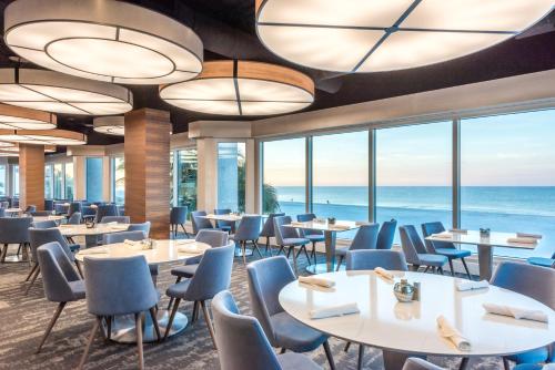 ห้องอาหารหรือที่รับประทานอาหารของ Diamond Head Beach Resort
