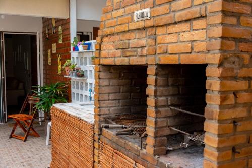 un horno de pizza de ladrillo en un patio en Residência Medina - House by La Playa, en Porto de Galinhas