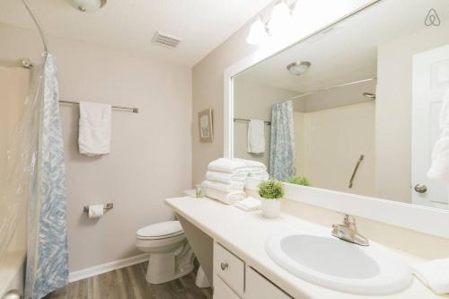 bagno con lavandino, servizi igienici e specchio di Cute Condo in Rock Hill-57 a Rock Hill