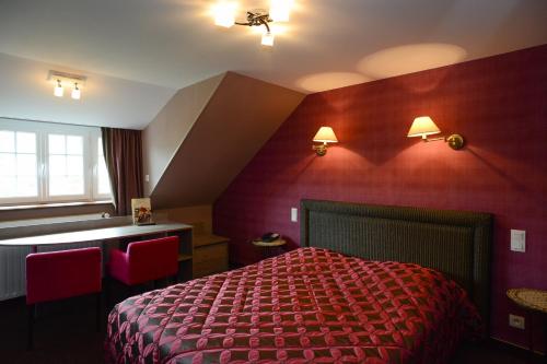 A bed or beds in a room at Hôtel de La Croix d'Or