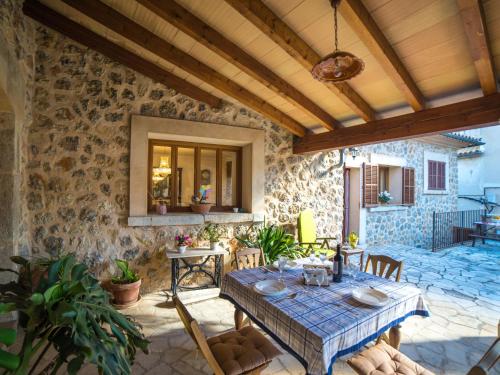 eine Terrasse mit einem Tisch und einer Steinmauer in der Unterkunft Holiday Home Son Trobat by Interhome in Mancor del Valle