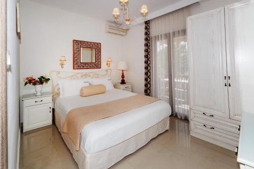 Un pat sau paturi într-o cameră la kassandrinos apartments apostolos