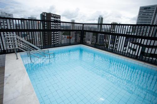 una piscina en la parte superior de un edificio en FLAT BOA VIAGEM PRÓXIMO A PRAIA, en Recife
