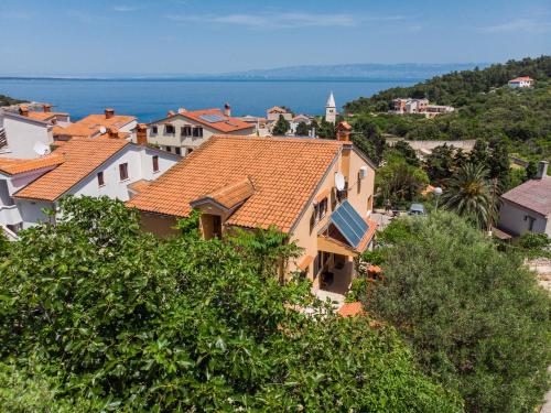 una vista de una ciudad con el océano en el fondo en Apartman Anamarija, en Mali Lošinj