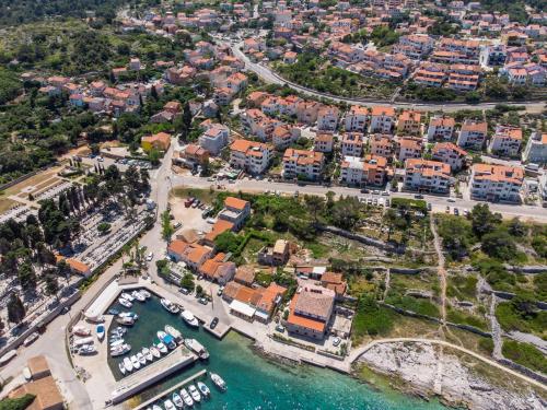 una vista aerea di una città con porto turistico di Apartman Anamarija a Mali Lošinj (Lussinpiccolo)