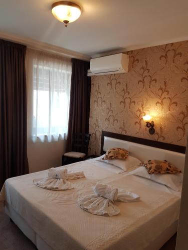 Un pat sau paturi într-o cameră la Villa Anticus (Adults Only)