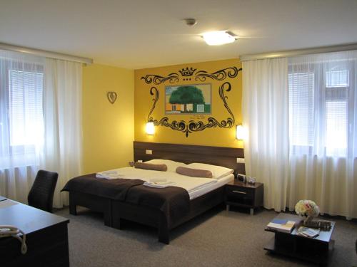 מיטה או מיטות בחדר ב-Grand Hotel Senica, Garni