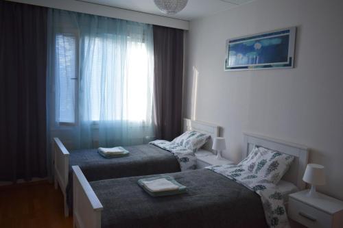 Habitación de hotel con 2 camas y ventana en RANTA en Tampere