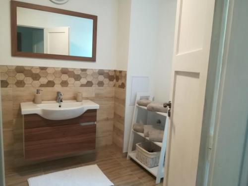La salle de bains est pourvue d'un lavabo et d'un miroir. dans l'établissement Pod Zámkom, à Kremnica
