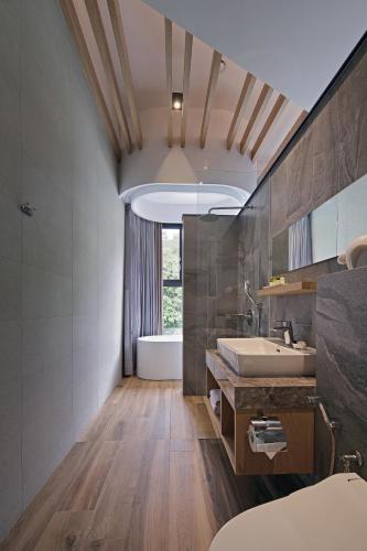 a bathroom with a sink and a bath tub at Doris Home in Yuchi