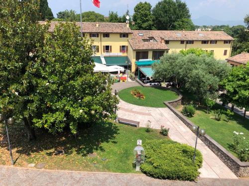 Zahrada ubytování IRIDES ROOMS a un passo dai Parchi Divertimento