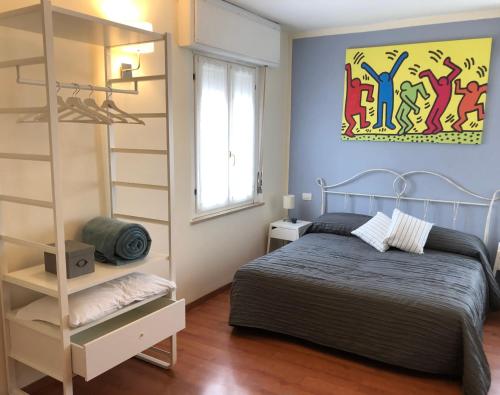 sypialnia z łóżkiem i półką na książki w obiekcie Irides rooms w mieście Lazise