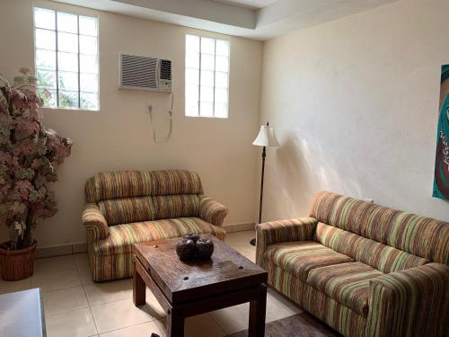 Una televisión o centro de entretenimiento en Hotel Condominium La Posada de Bucerias